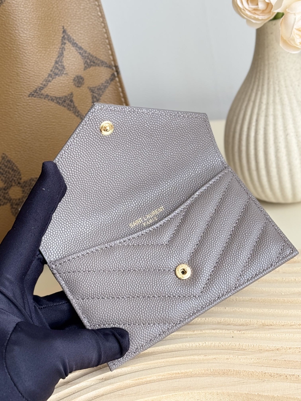 イヴサンローラン財布着用イメージ